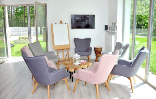 Ośrodek wnętrza sala warsztatowa krąg HorseSensownia- warsztaty rozwojowo-terapeutyczne 2026